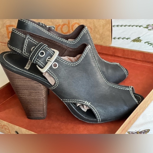 Ladies Bernardo Leather Sandals - Picture 2 of 13